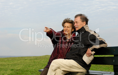 Seniorenehepaar auf Parkbank