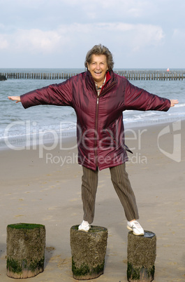Seniorin albert beim Strandspaziergang