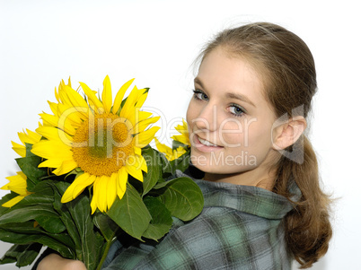 Junge Frau mit Sonnenblumenstrauß
