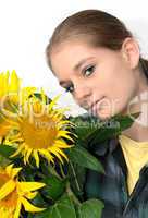 Junge Frau mit Sonnenblumenstrauß