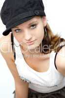 Junge Frau mit schwarzer Kappe und weißem Top