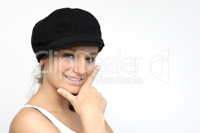 Junge Frau mit schwarzer Kappe und weißem Top
