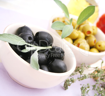 schwarze oliven