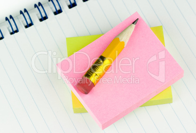 Kurzer Bleistift mit Notizblock