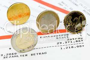 Euromünzen auf Kontoauszug mit Haben-Saldo