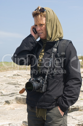 Fotoreporterin mit Mobiltelefon