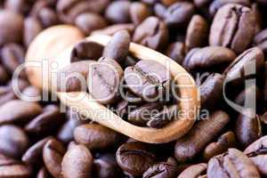 Bohnenkaffee in der Holzschaufel