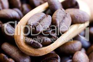 Bohnenkaffee in der Holzschaufel