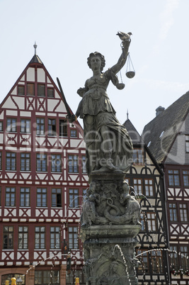 Justitia auf dem Römerbrunnen in Frankfurt