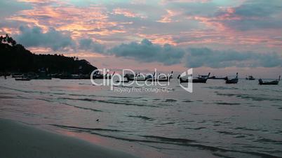 Strand bei Abendsonne auf Phuket mit Booten