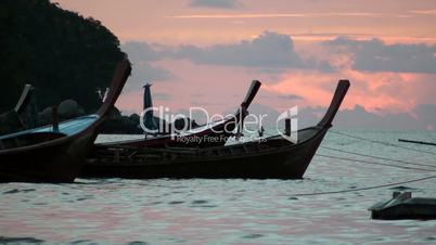 Strand bei Abendsonne auf Phuket mit Booten zoomout