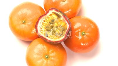 Mandarinen mit Granatapfelhälfte