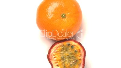 Mandarine mit Granatapfelhälfte