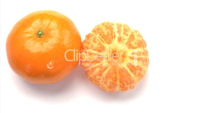 Mandarinen geschält und ungeschält