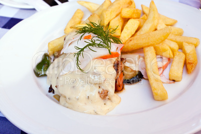 Hühnerbrust , gegrillt, mit Pommes Frites