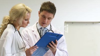 Ärzte mit Patientenakte