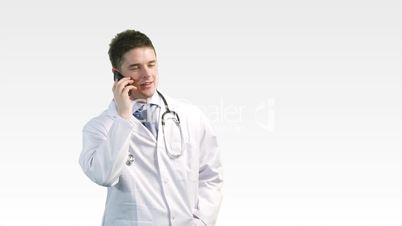 Arzt mit Stetoskop beim Telefonieren