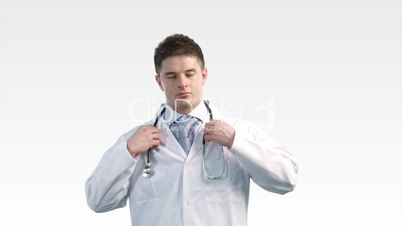 Arzt mit Stetoskop, im weißen Kittel.