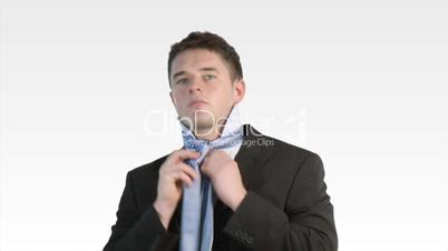 Mann bindet seine Krawatte