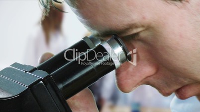 Arzt schaut ins Mikroskop