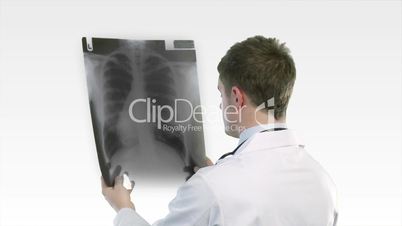 Arzt schaut Röntgenbild an