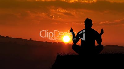 Meditation bei Sonnenuntergang