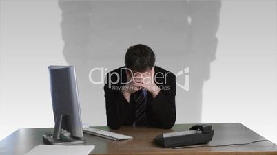 Mann am Schreibtisch in depressiver Stimmung