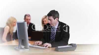 Mann arbeitet am Computer