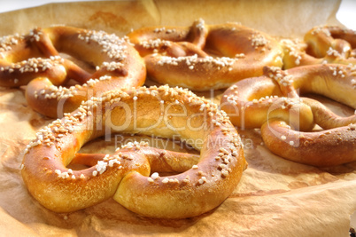 Brezel auf einem Backblech