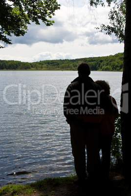 Paar am See, couple at a lake