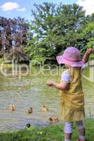 Mädchen füttert Enten