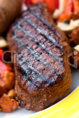 Steak mit Salat und kartoffel