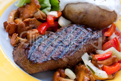 Steak mit Salat und sahne-kartoffel