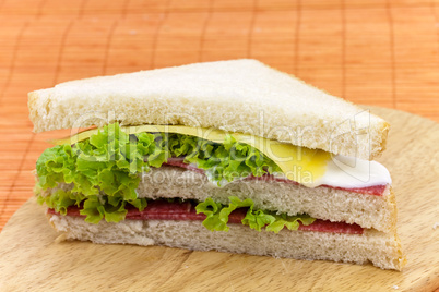 Sandwich mit Schinken,Salat