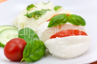 Tomaten-Käse Salat mit Basilikum,Püree