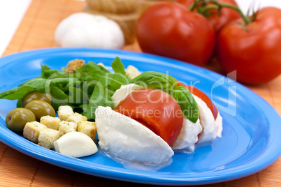 Tomaten-Käse Salat mit Basilikum Tomaten-Käse Salat mit Basilikum