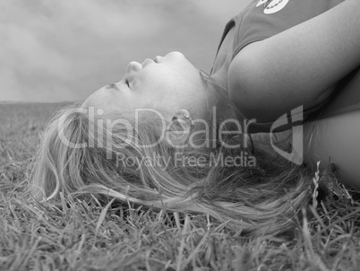 Junges Mädchen im Grass