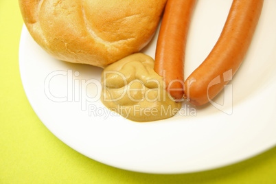 Frankfurter mit Senf und Gebäck