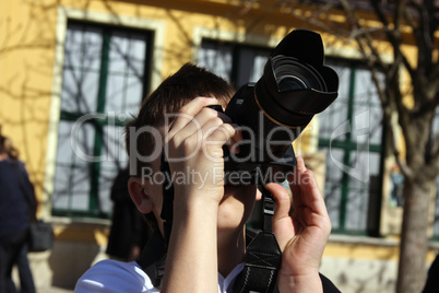 junge beim Fotografieren