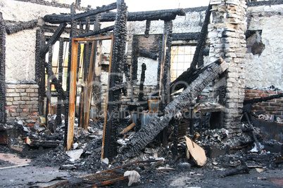 Überreste eines ausgebrannten Hauses