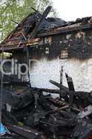 Überreste eines ausgebrannten Hauses