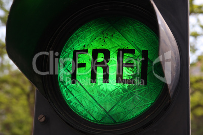 Grüne Ampel mit Aufschrift "Frei"
