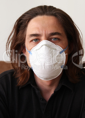 Mann mit Mundschutz