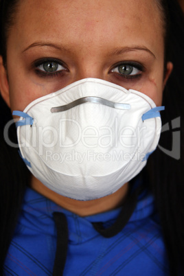 Frau mit Mundschutz