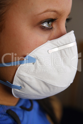 Seitenansicht - Frau mit Mundschutz