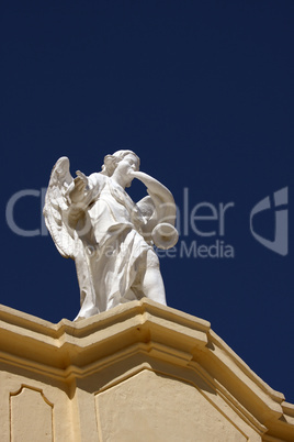 Weiße Engelsstatue auf einem Gebäude