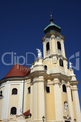 Seitenansicht - Barockkirche vor blauem Himmel