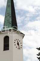 Kirchenturm mit Uhr