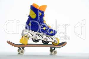 Rollschuhe auf Skateboard