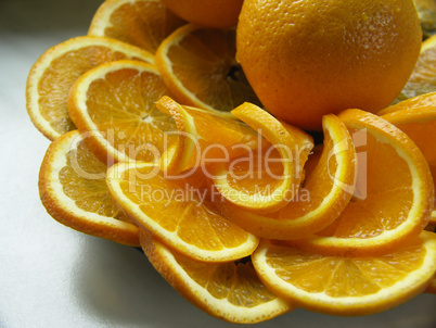 Orangen in Scheiben geschnitten